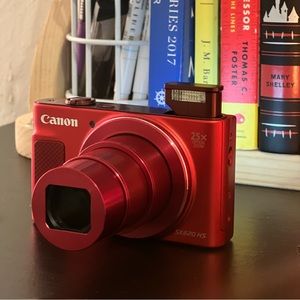 Beautiful Camera, barley used and is intact! Canon SX620 HS